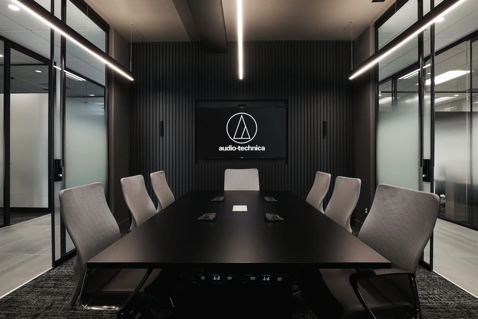 Ambiente do projeto Sede da Audio-Technica no Canadá com áudio K-array aplicado a escritórios, sedes e ambientes corporativos em Saint Hubert