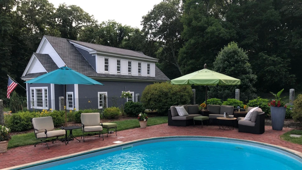 Ambiente do projeto Piscina residencial ao ar livre com áudio K-array aplicado a residências e propriedades de alto padrão em Massachusetts