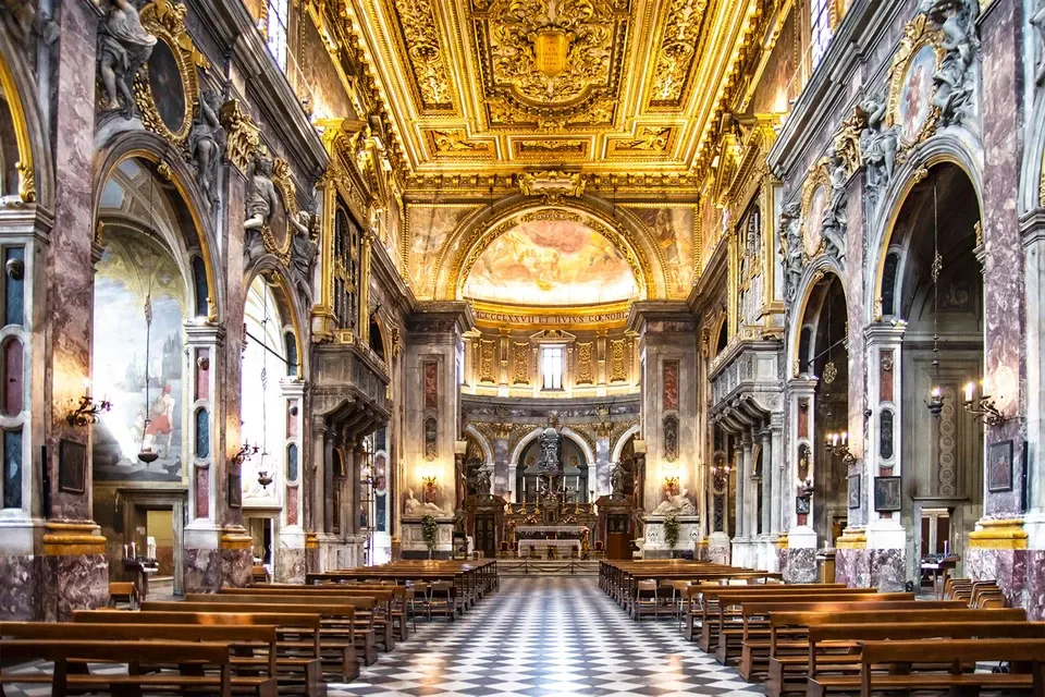 Ambiente do projeto Basílica da Santissima Annunziata com áudio K-array aplicado a templos, igrejas e espaços de culto na Itália