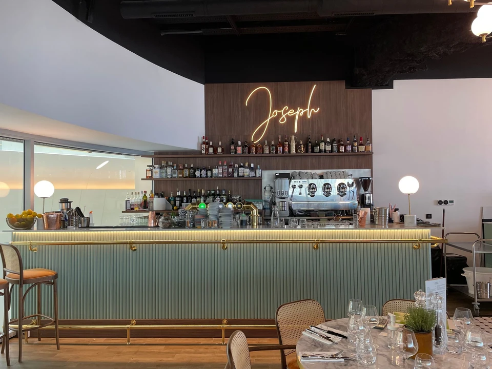 Ambiente do projeto Brasserie Joseph no CAP3000 com áudio K-array aplicado a restaurantes, cafés e experiências gastronômicas em Saint-Laurent-du-Var