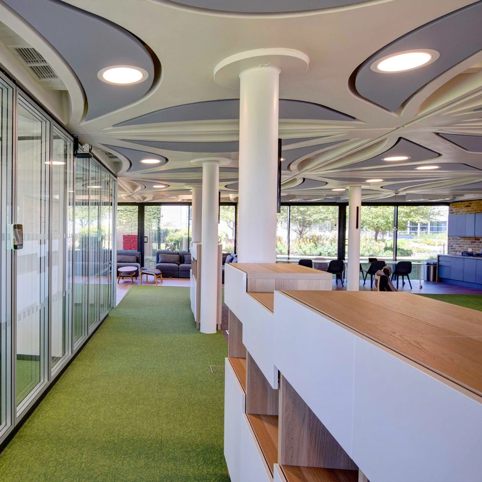 Ambiente do projeto Centro de comunicação em Cambridge com áudio K-array aplicado a escritórios, sedes e ambientes corporativos no Reino Unido