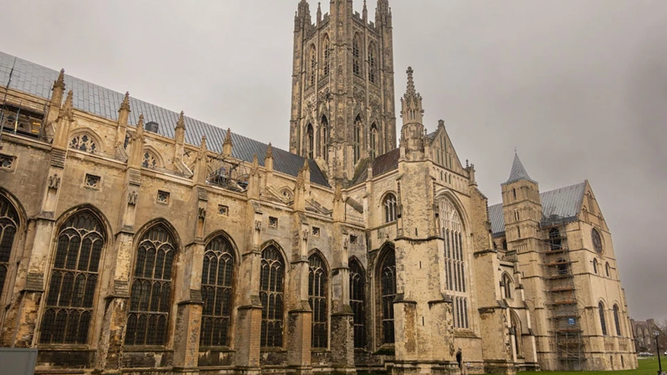 Ambiente do projeto Catedral de Canterbury com áudio K-array aplicado a templos, igrejas e espaços de culto em Canterbury