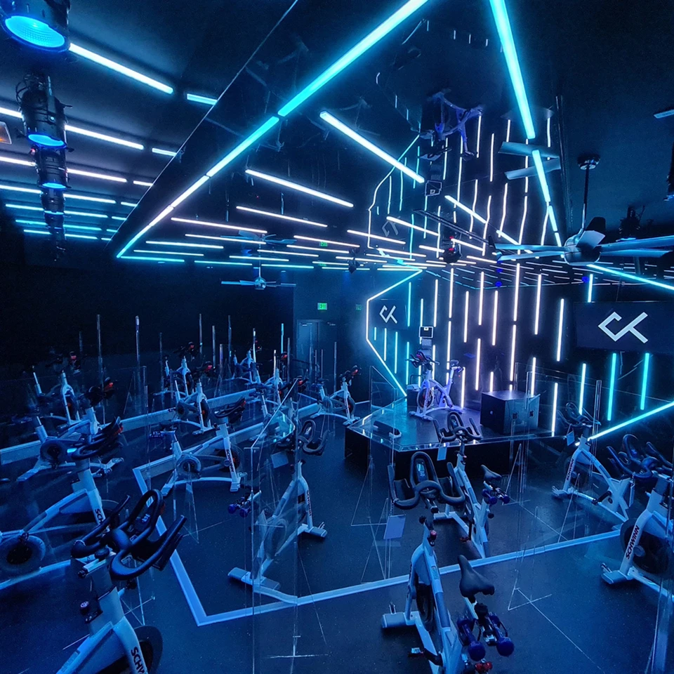 Ambiente do projeto CRANK, estúdio de ciclismo indoor e fitness com áudio K-array aplicado a academias, spas e ambientes de bem-estar nos Emirados Árabes Unidos
