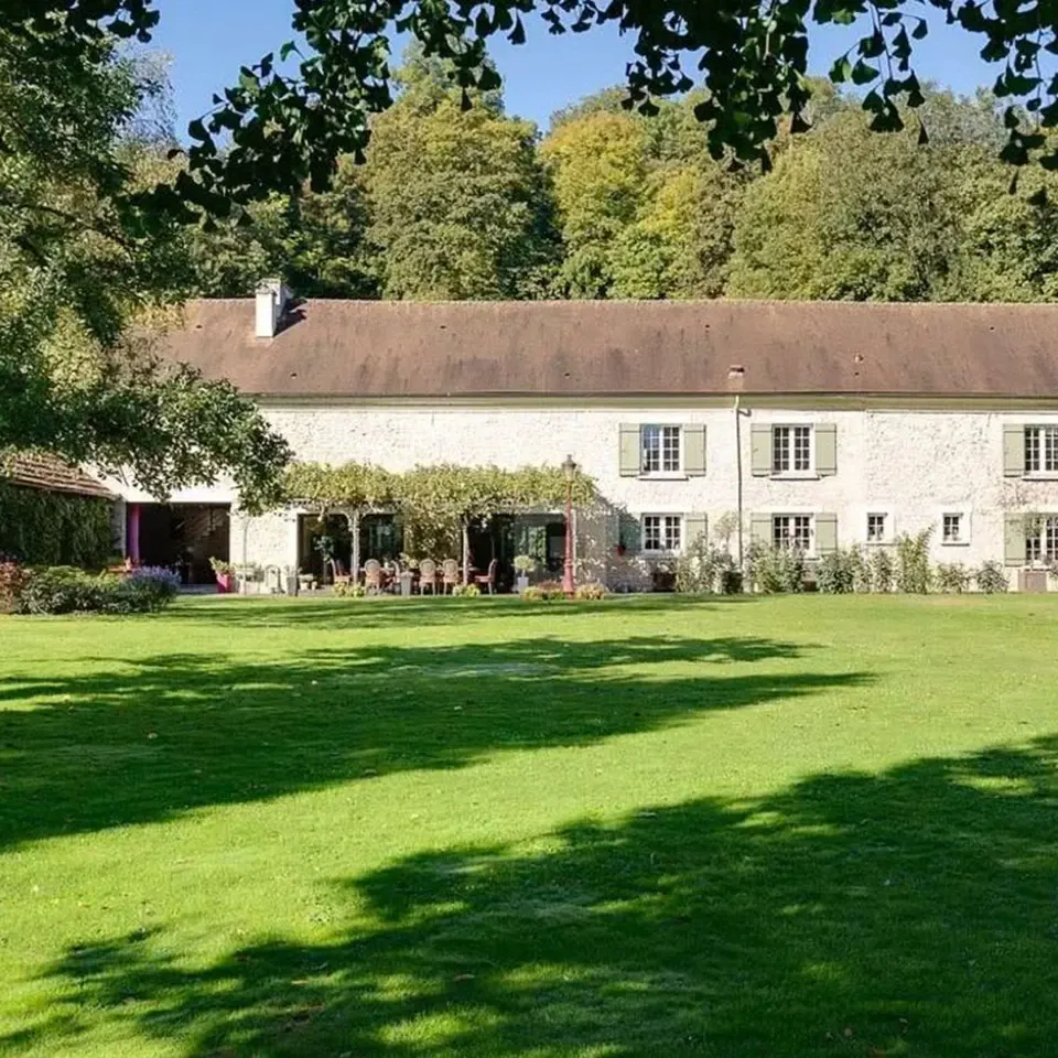 Ambiente do projeto La Domaine de Géline com áudio K-array aplicado a eventos e experiências audiovisuais na França