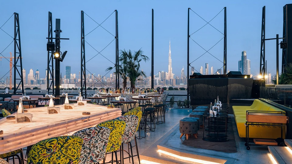 Ambiente do projeto Casa noturna Iris Meydan com áudio K-array aplicado a clubes, bares e lounges em Dubai