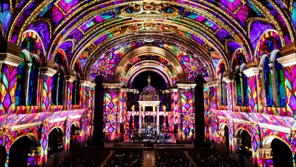 Ambiente do projeto Experiência imersiva Luminiscence nos Estados Unidos com áudio K-array aplicado a eventos e experiências audiovisuais nos Estados Unidos