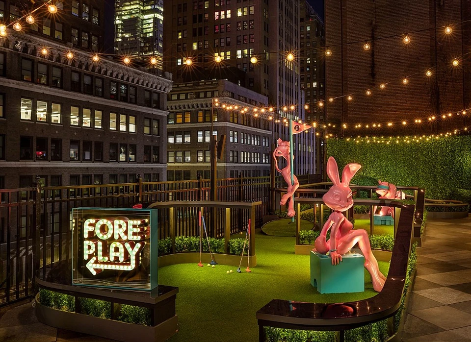 Ambiente do projeto Hotel Moxy Times Square com áudio K-array aplicado a hotéis, resorts e ambientes de hospitalidade nos Estados Unidos