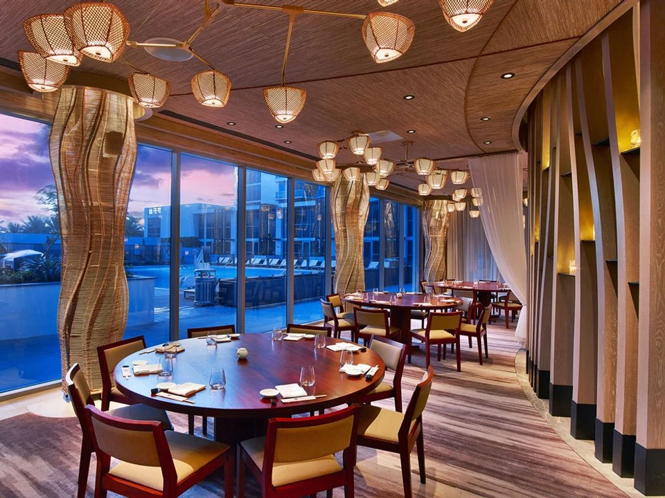 Ambiente do projeto Nobu Resort no Eden Roc Miami com áudio K-array aplicado a hotéis, resorts e ambientes de hospitalidade nos Estados Unidos