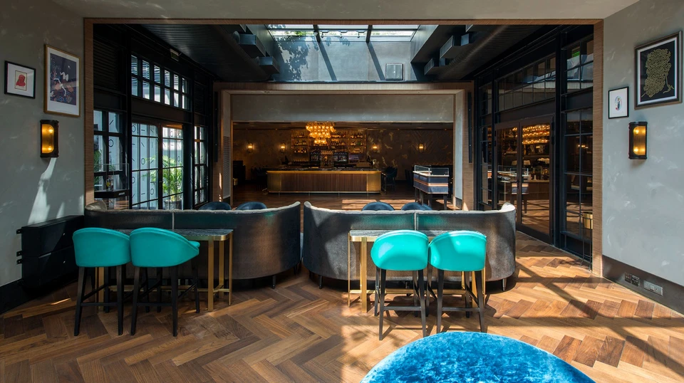 Ambiente do projeto Lounge NOI com áudio K-array aplicado a clubes, bares e lounges na Índia