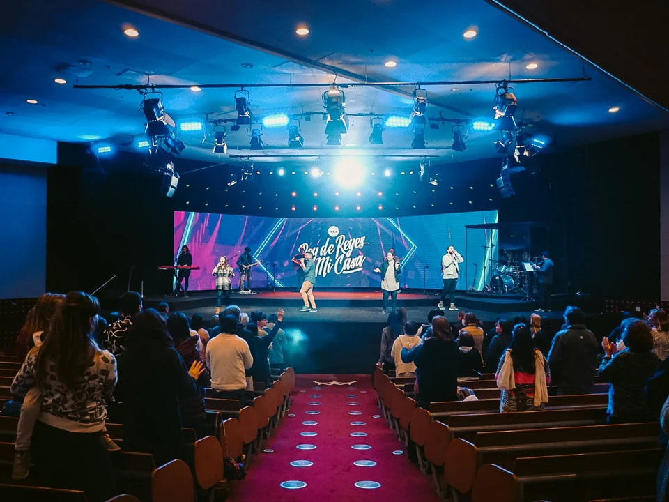 Ambiente do projeto Igreja Rey de Reyes com áudio K-array aplicado a templos, igrejas e espaços de culto em Buenos Aires