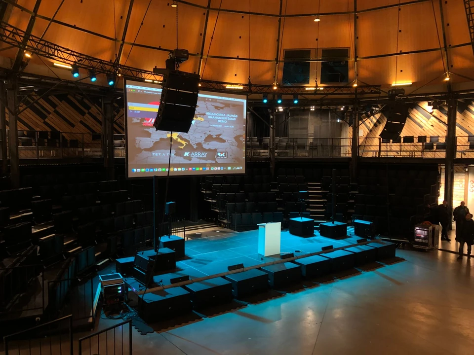 Ambiente do projeto Circo de Riga com áudio K-array aplicado a eventos e experiências audiovisuais em Riga