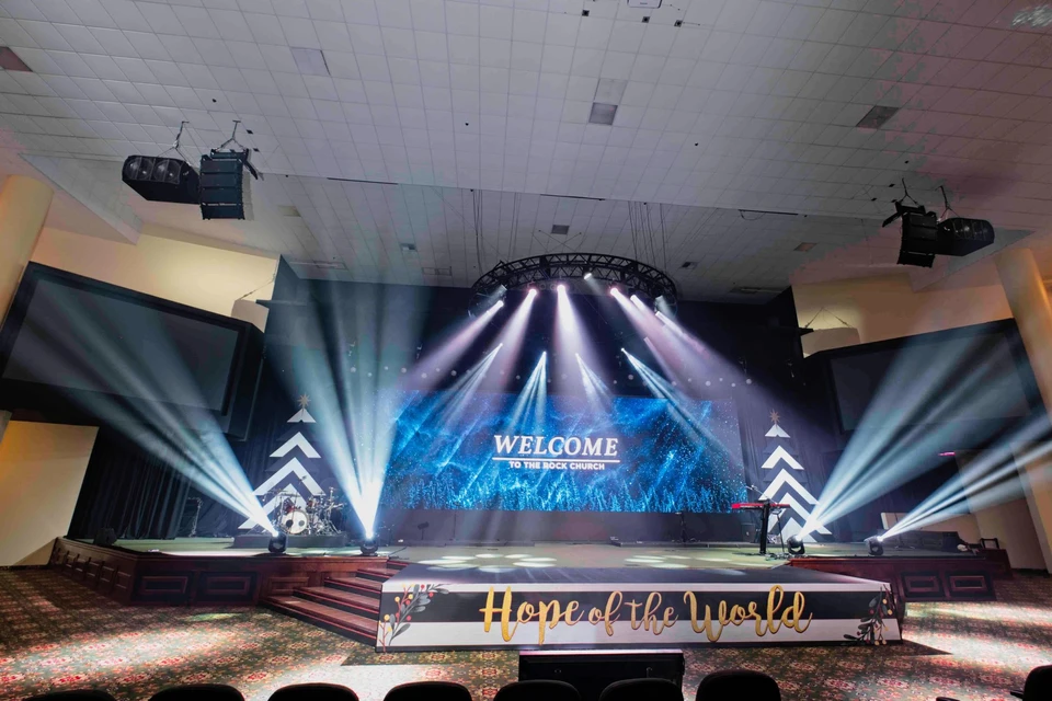 Ambiente do projeto Igreja Rock com áudio K-array aplicado a grandes celebrações e encontros com público numeroso nos Estados Unidos