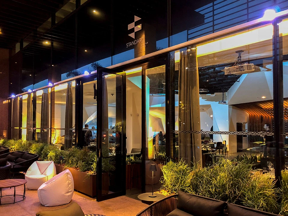 Ambiente do projeto Clube Standard Dining com áudio K-array aplicado a clubes, bares e lounges no Brasil