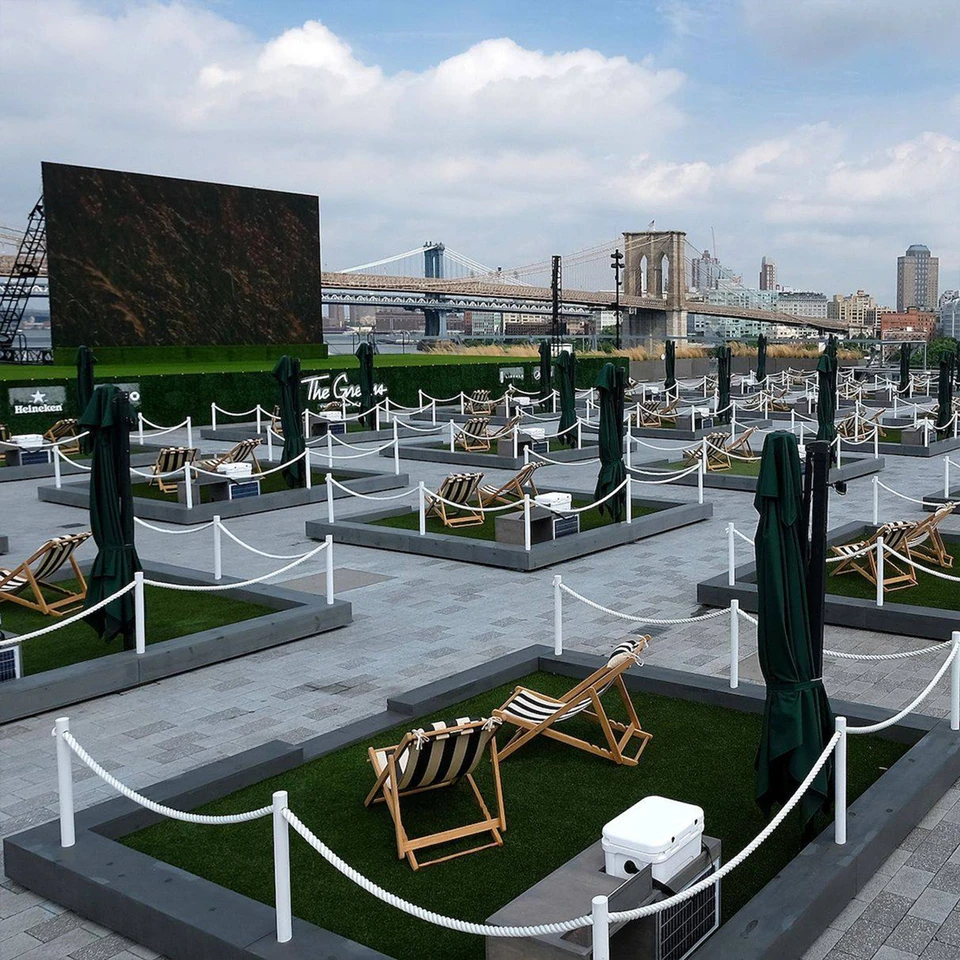 Ambiente do projeto The Greens no Pier 17 com áudio K-array aplicado a clubes, bares e lounges nos Estados Unidos