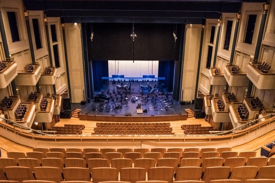 Ambiente do projeto Sala de Concertos de Tessalônica com áudio K-array aplicado a teatros, auditórios e espaços de apresentação na Grécia
