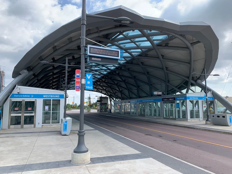 Ambiente do projeto Sistema de ônibus vivaNEXT em Toronto com áudio K-array aplicado a aeroportos e estruturas de transporte em Toronto