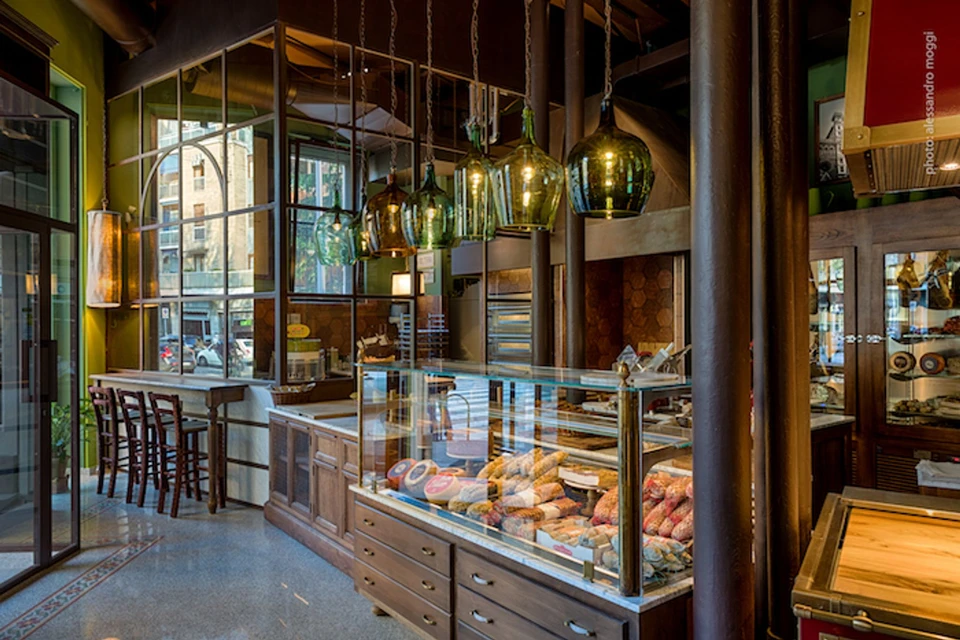 Ambiente do projeto Toscanino Bistro com áudio K-array aplicado a restaurantes, cafés e experiências gastronômicas em Milão