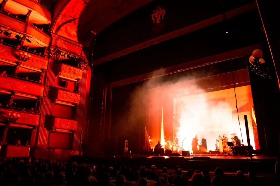 Ambiente do projeto Turnê 'Ballate per Uomini e Bestie', de Vinicio Capossela com áudio K-array aplicado a teatros, auditórios e espaços de apresentação na Itália