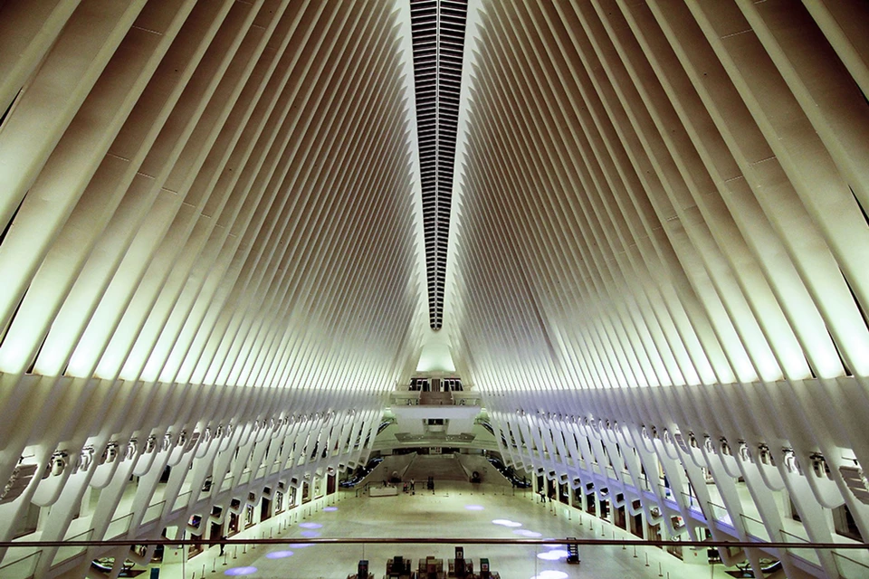 Ambiente do projeto Terminal Oculus do World Trade Center com áudio K-array aplicado a aeroportos e estruturas de transporte nos Estados Unidos