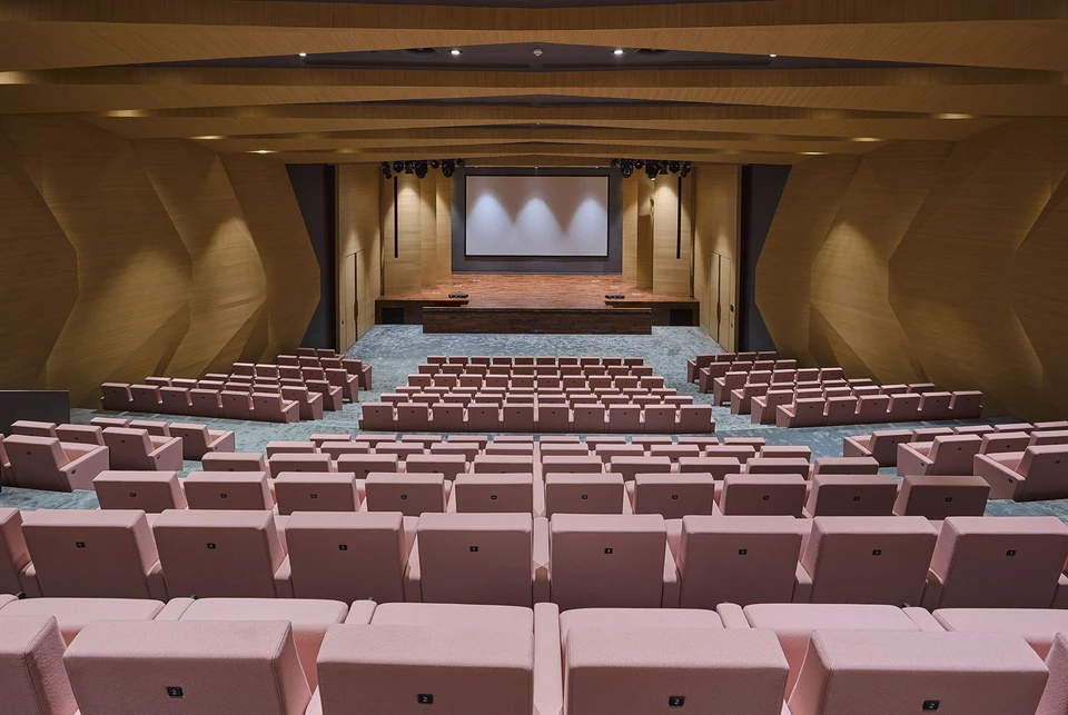 Ambiente do projeto Auditório corporativo da Zydus Cadila com áudio K-array aplicado a escritórios, sedes e ambientes corporativos na Índia
