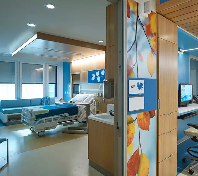 Ambiente hospitalar com iluminação precisa para cuidado intensivo